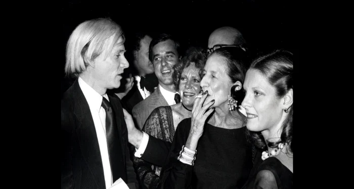 Diane Vreeland fumând în compania lui Andy Warhol (dreapta) Foto dianevreeland.com