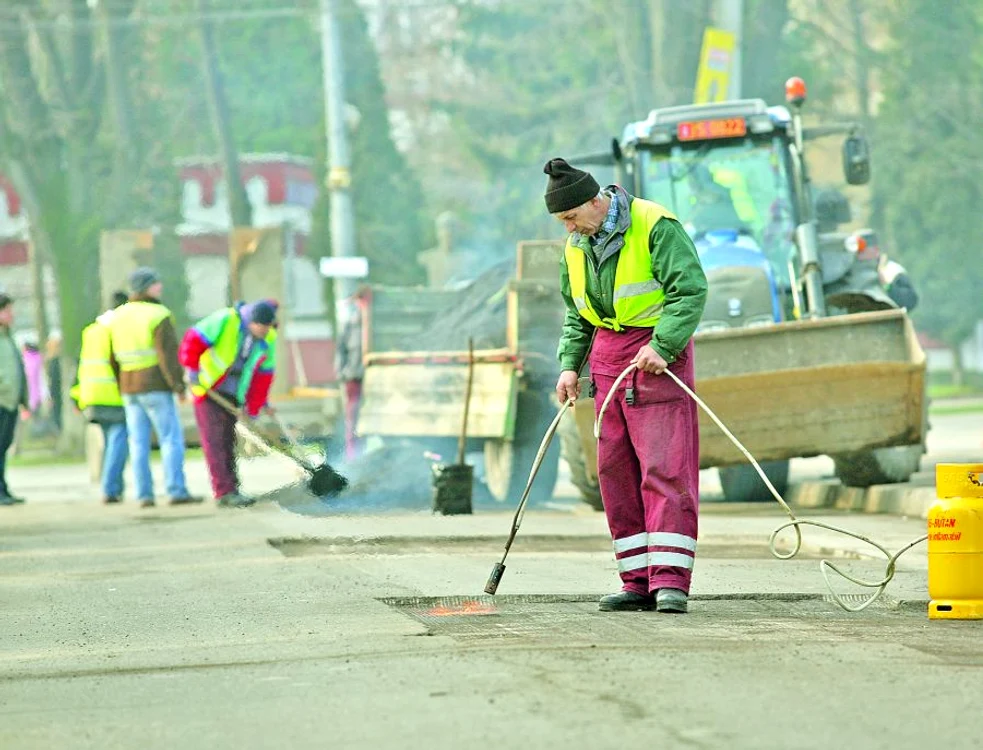 
    Autorităţile promit că vor repara gropile din asfalt  