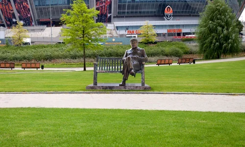 statuie lucescu jpeg