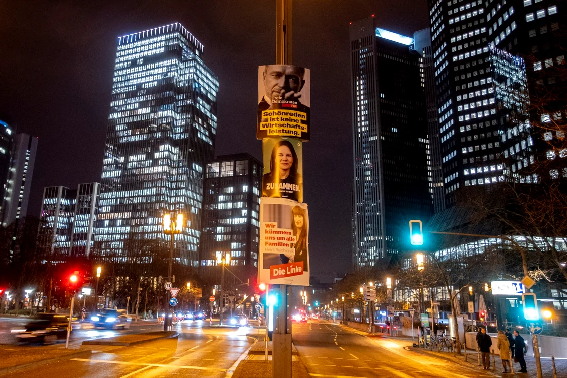 Afișe electorale pe un stâlp de iluminat din Germania