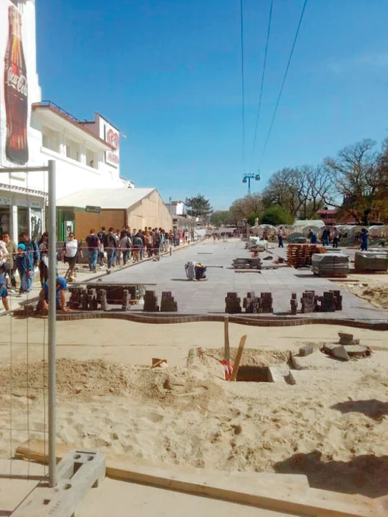 Ca să ajungi la plajă trebuie să ocoleşti craterele şi materialele de construcţie basculate direct pe alei