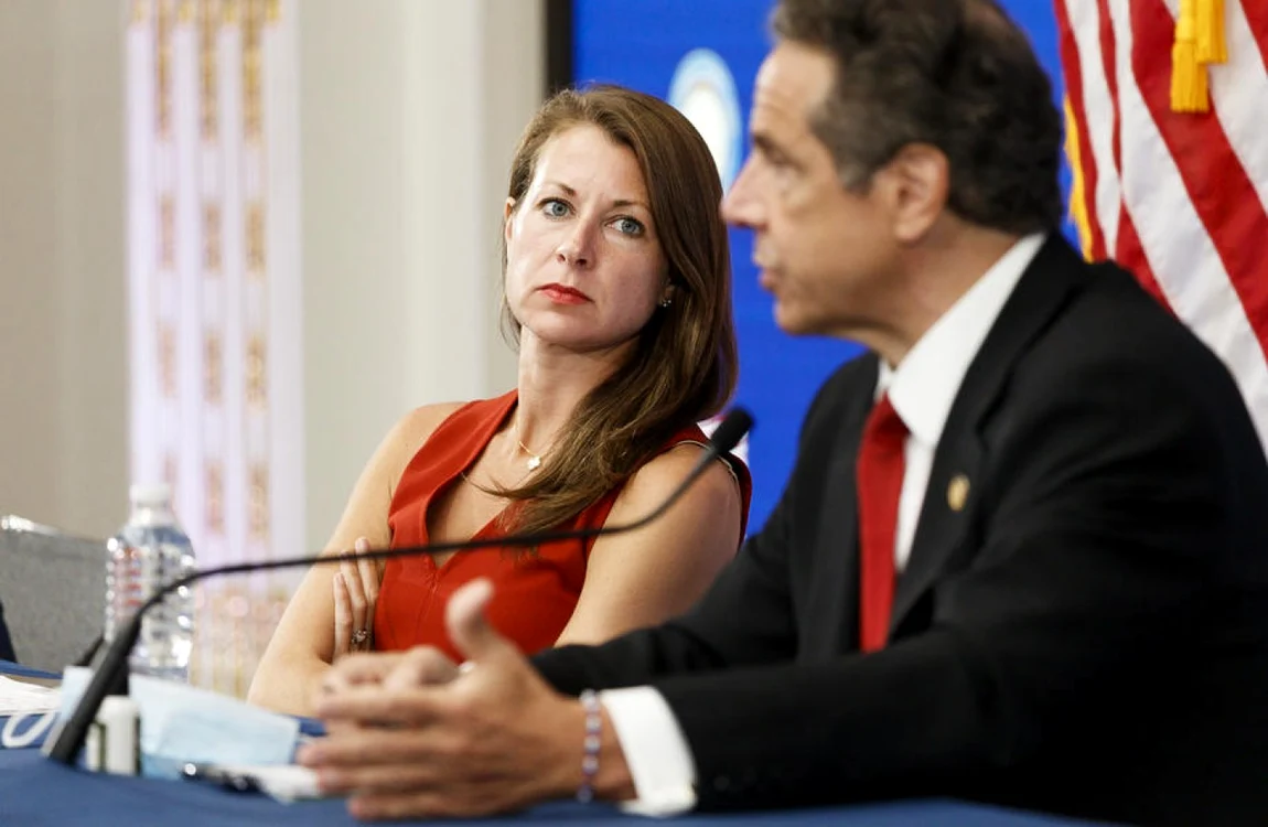 Melissa DeRosa şi Andrew Cuomo în cadrul unei conferinţe de presă FOTO EPA-EFE