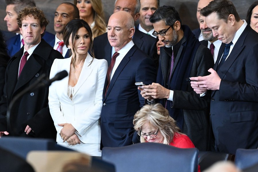 Trump i-a declarat război miliardarului Jeff Bezos. Casa Albă acuză gigantul Amazon că impune tarife „ostile și politice”
