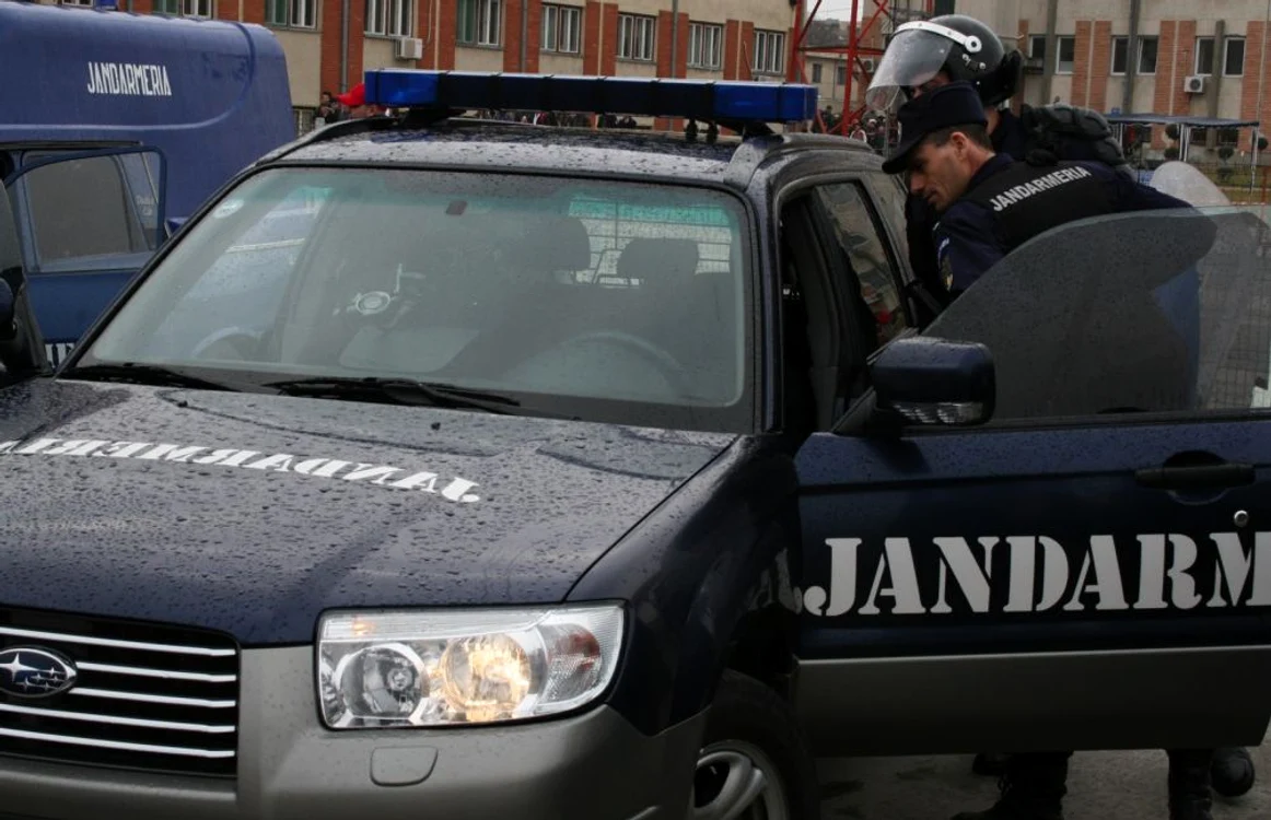 Doi suporteri ai echipei Petrolul Ploieşti au fost împuşcaţi de jandarmi cu gloanţe de cauciuc înainte meciului cu Steaua. FOTO: Arhivă Adevărul.