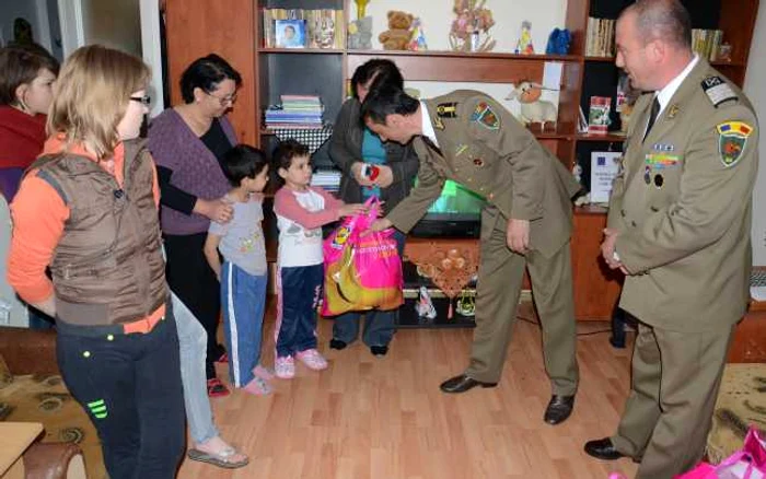 Militarii Brigăzii 8 LAROM au mers cu daruri la copii