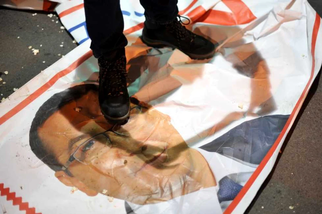 După anunţarea rezultatului, bucureştenii au ieşit în Piaţa Universităţii şi au distrus materialele de campanie ale lui Victor Ponta în semn de protest pentru desfăşurarea votului în diaspora  FOTO Mediafax