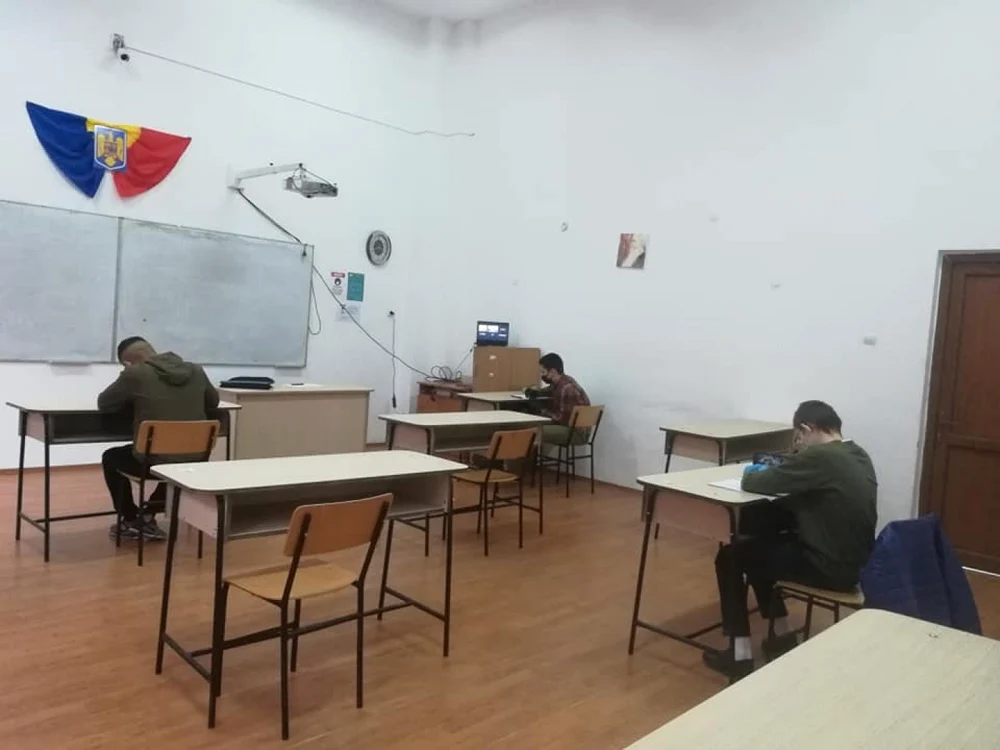 Elevii claselor terminale au revenit în bănci din 8 februarie