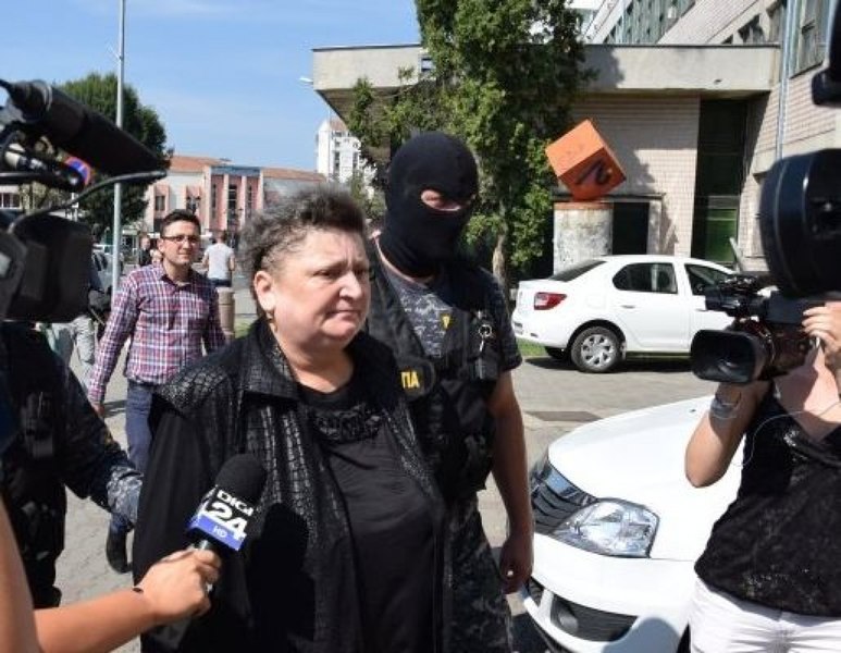 Femeia care a furat un milion de euro din banii clienților CEC și i-a donat la biserici a scăpat de al doilea dosar penal