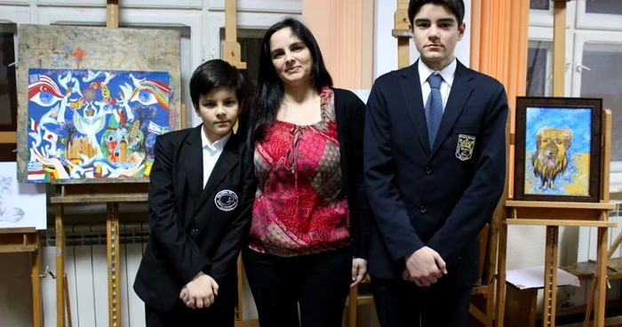 Maria Joao Peres Araujo, alături de fiii săi, Gonçalo (dreapta) şi Guilherme (stânga). FOTO: Dinu ZARĂ