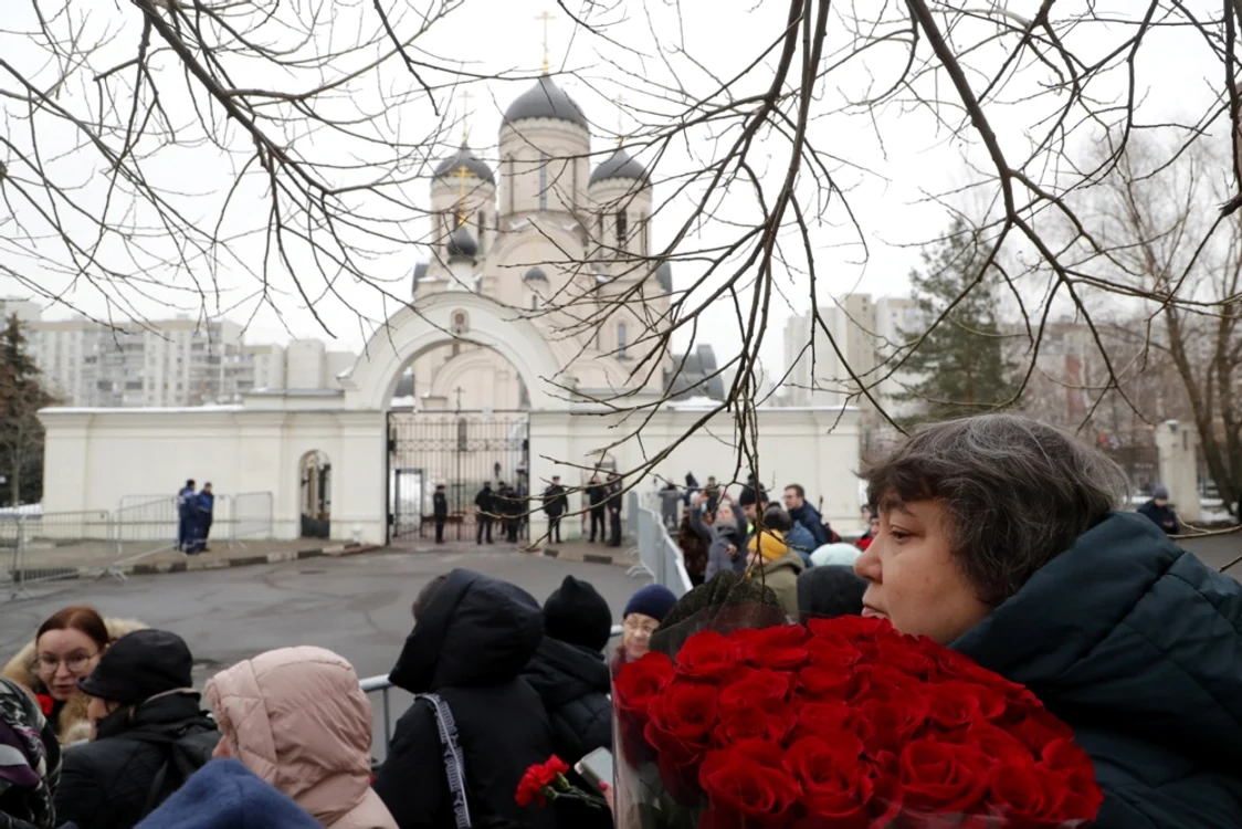 Oameni veniți să asiste la funeraliile lui Aleksei Navalnîi FOTO EPA-EFE