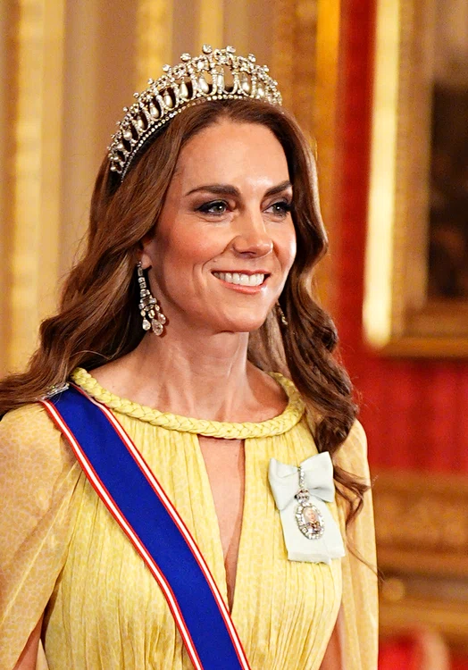 Prințesa Kate în rochie galbenă și cu tiara Queen Mary's Lover's Knot, GettyImages (8) jpg