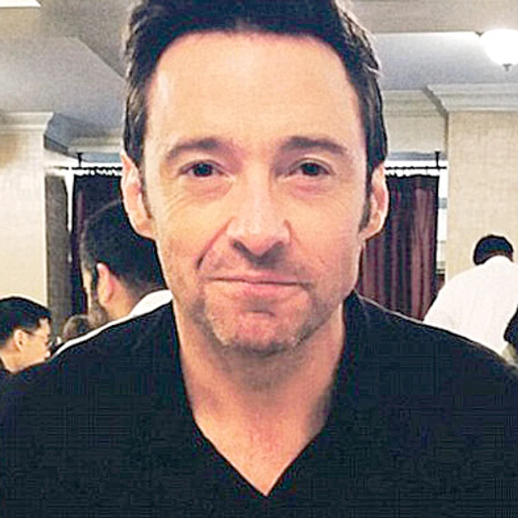 Hugh Jackman zice  că stă în cap să-şi  întărească muşchii  şi să se relaxeze