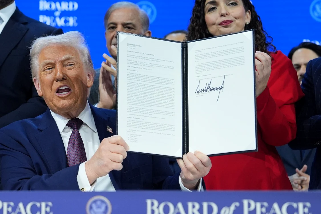 Trump a semnat recent Carta inaugurală pentru Consiliul Păcii. FOTO Profimedia