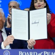 Trump a semnat Carta inaugurală pentru Consiliul Păcii FOTO Profimedia