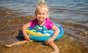 fetita mare colac shutterstock 566559379 jpg