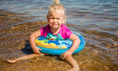 fetita mare colac shutterstock 566559379 jpg