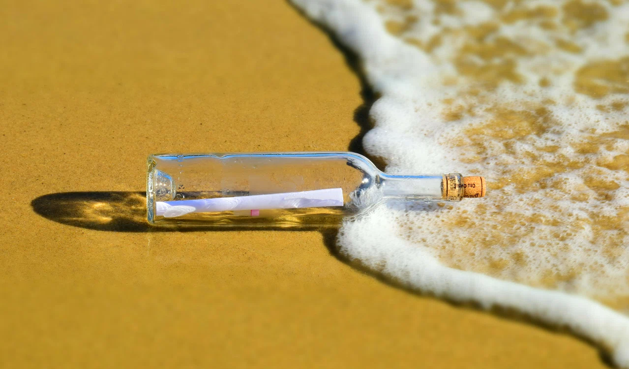Mesajul a fost pus în sticlă în urmă cu 31 dec ani și aruncat în mare. FOTO Pixabay 