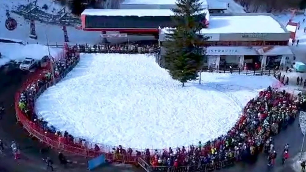 Turiștii au luat cu asalt telegondola din Poiana Brașov. Sute de oameni stau la cozi uriașe