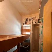 O garsonieră în care abia încape un pat, scoasă la vânzare Foto: Imobiliare.ro