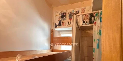 O garsonieră în care abia încape un pat, scoasă la vânzare Foto: Imobiliare.ro