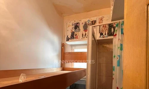 O garsonieră în care abia încape un pat, scoasă la vânzare Foto: Imobiliare.ro