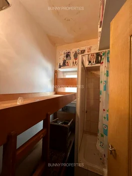 O garsonieră în care abia încape un pat, scoasă la vânzare Foto: Imobiliare.ro