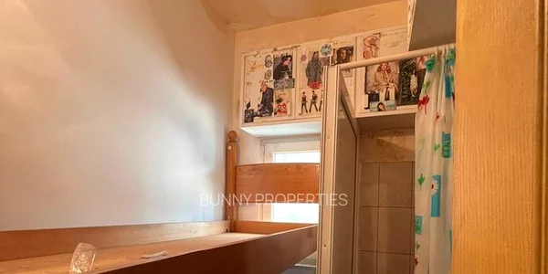 O garsonieră în care abia încape un pat, scoasă la vânzare Foto: Imobiliare.ro