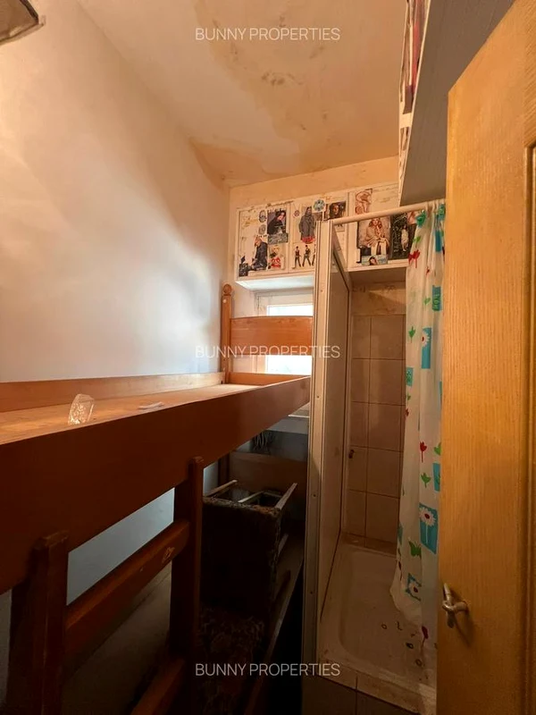 O garsonieră în care abia încape un pat, scoasă la vânzare Foto: Imobiliare.ro