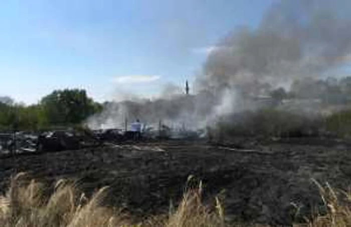 Incendiul s-a declanşat iniţial ca unul de vegetaţie, după care s-a extins la centrul de dezmembrări auto