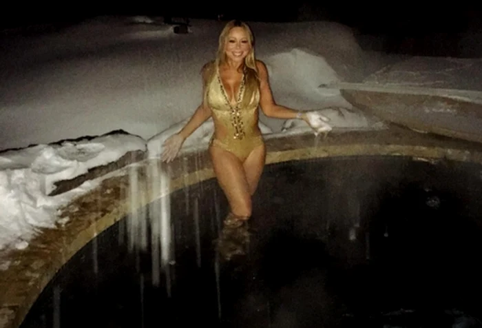 Artista și-a etalat formele voluptoase într-un costum de baie auriu