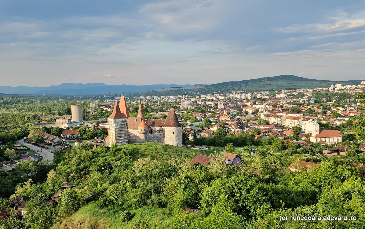 Castelul Corvinilor din Hunedoara. În fundal, peste oraș, dealul Chizid. Foto: Daniel Guță