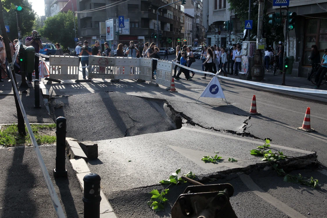 
    Splaiul Independenței, marți. Asfaltul s-a surpat pe Podul Izvor din cauza unei avarii la rețeaua primară de canalizare  