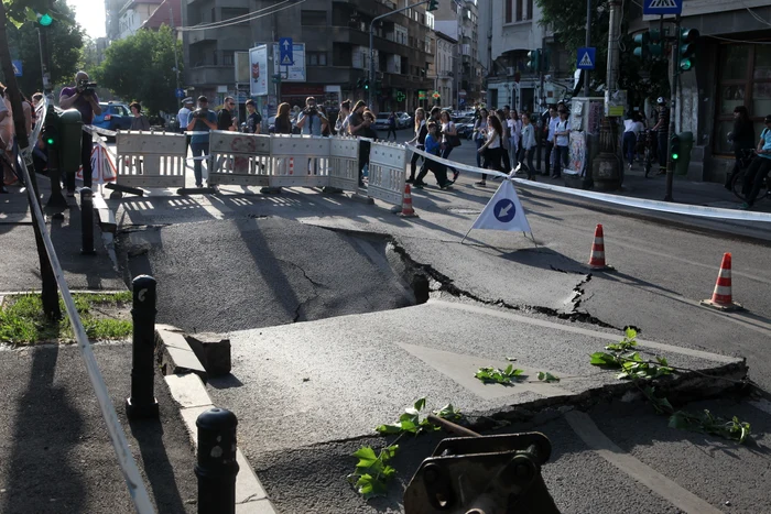 Splaiul Independenței, marți. Asfaltul s-a surpat pe Podul Izvor din cauza unei avarii la rețeaua primară de canalizare