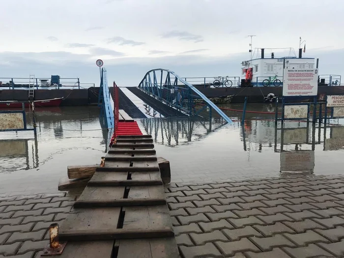 Pasarela inundată la Trecere Bac Galați-Tulcea FOTO: C. Mazilu