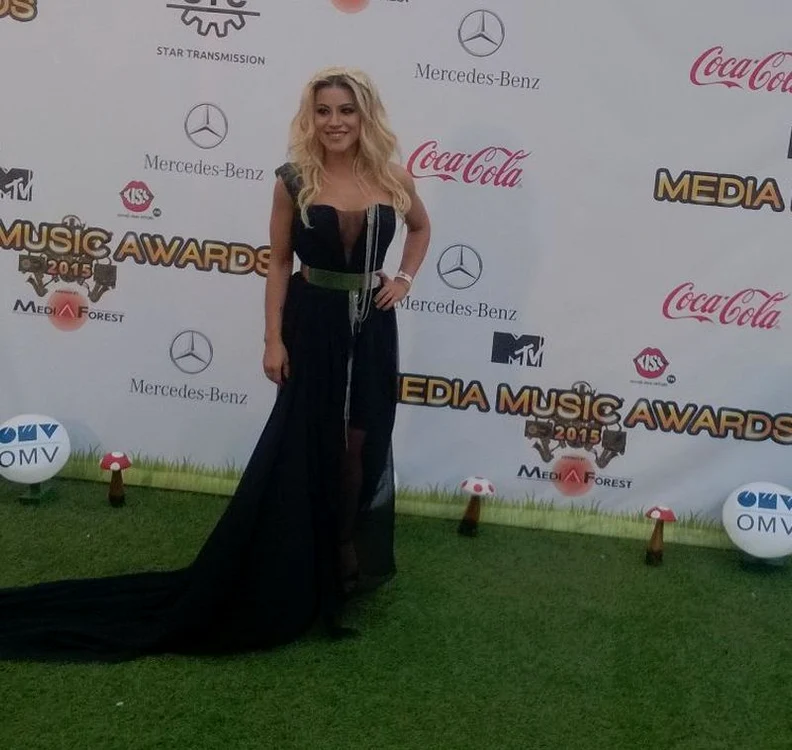 Nicoleta Nucă (21 de ani) s-a vopsit blondă înainte de evenimentul Media Music Awards