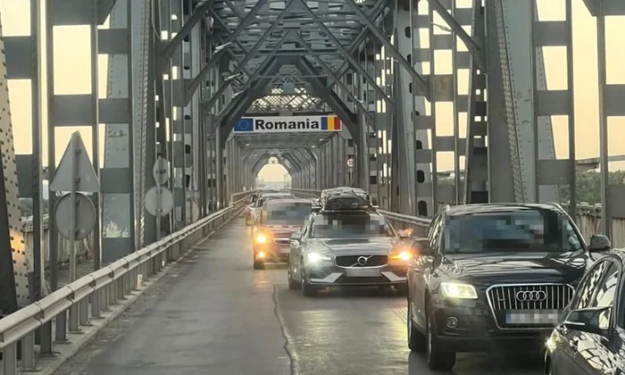 Este aglomeraţie la ieşirea din ţară pe la Giurgiu-Ruse. FOTO: ITPF Giurgiu