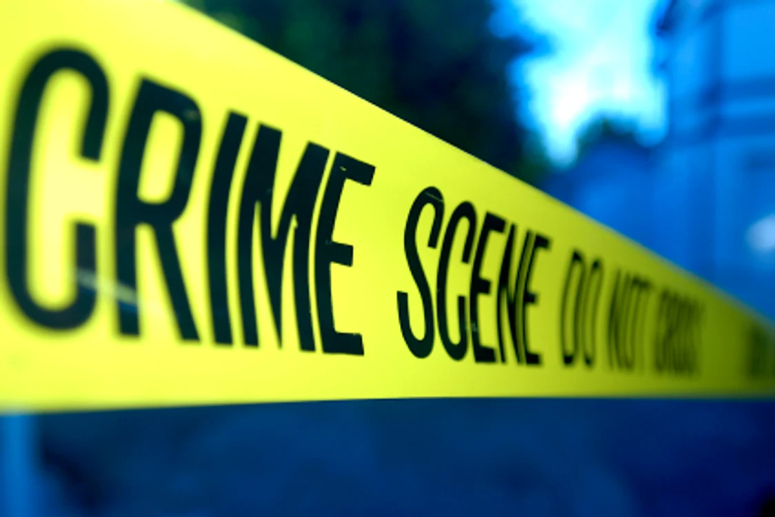 
    Primul lucru care le-a atras atenţia poliţiştilor a fost uşa găsită încuiată, fără urme de forţare  