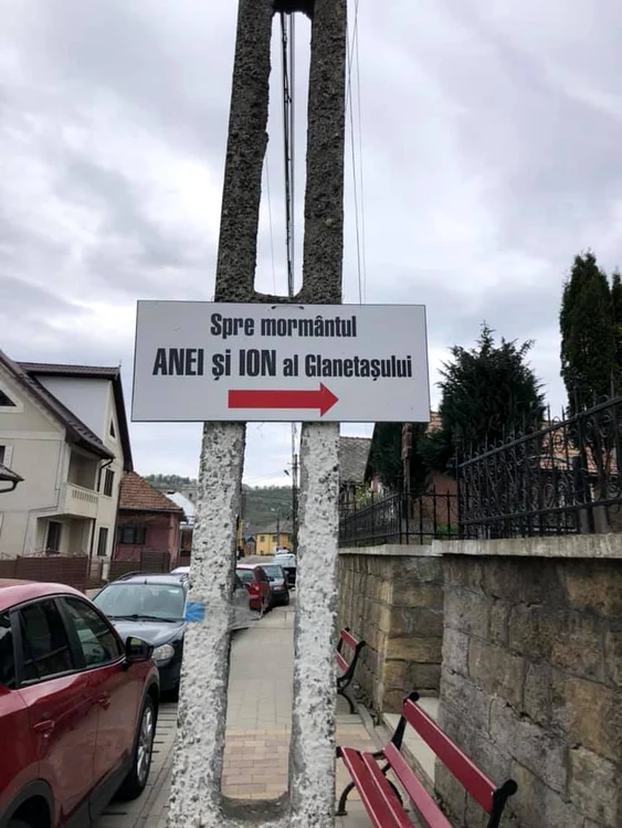 Drumul spre mormântul lui Ion și al Anei este marcat prin indicatoare, pentru că este obiectiv turisitic