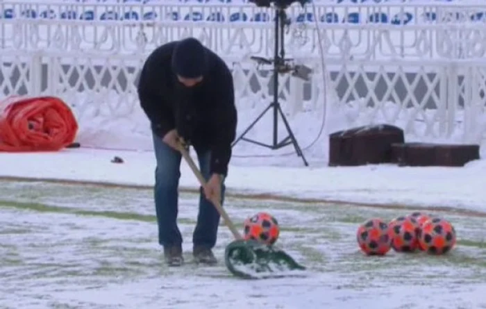 
    Mircea Lucescu a pus mâna pe lopată înaintea meciuluiFOTO: Twitter  