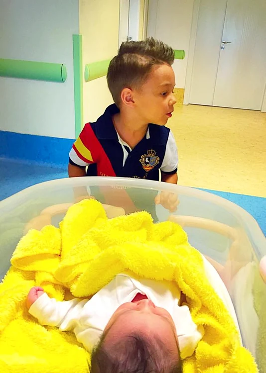 Băiatul soților Măruță a văzut-o pentru prima oară pe surioara lui