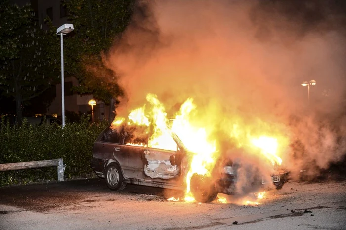 Tinerii din suburbia Husby, Stockholm, populată în proporţie de 60% din imigranţi,
au început să aprindă automobile, şcoli şi alte clădiri într-o frenezie
a furiei în mai 2013 FOTO bloomberg.com