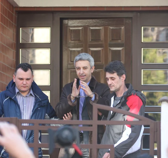 
    Totodată, instanța i-a interzis lui Diaconescu să mai aibă legături cu presa scrisă sau audio-video vreme de cinci ani după expirarea pedepsei cu închisoarea.Foto: CAPS  