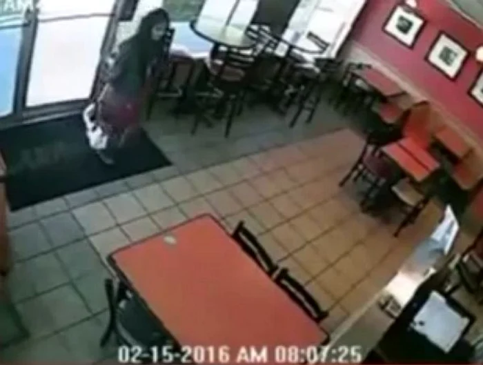 
    Camerele de supraveghere au surprins imagini cu femeiafoto: captură video  