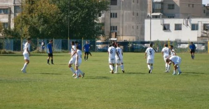 Tinerii severineni sunt îndemnaţi să vină la fotbal