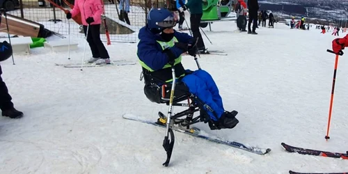 Lecţii de schi pentru persoanele cu dizabilităţi FOTO Caiac SMile