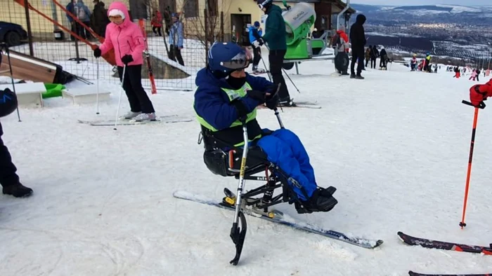 Lecţii de schi pentru persoanele cu dizabilităţi în Poiana Braşov FOTO Caiac SMile