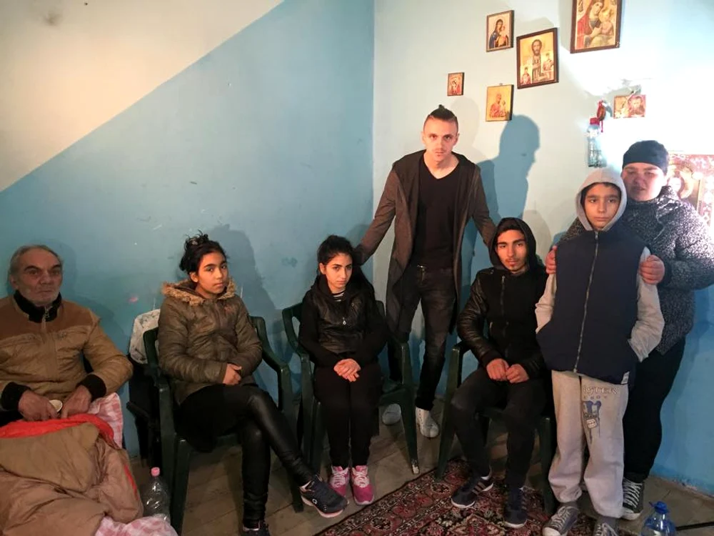 
    Gavrilă şi familia îndurerată a celei ce a decedat în clubul Colectivfoto: arhivă personală  