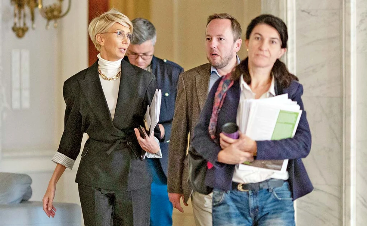 
    Vicepremierul Raluca Turcan şi ministrul Muncii, Violeta Alexandru, au început curăţenia în aparatul de stat  