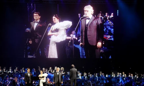 Andrea Bocelli i a avut invitaţi în spectacol pe Angela Gheorghiu şi Cezar Ouatu  (Foto: Sever Gheorghe) jpeg