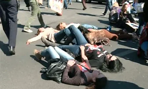 Iubitorii de animale s au întins pe carosabil în faţa Senatului şi au blocat Calea 13 Septembrie jpeg